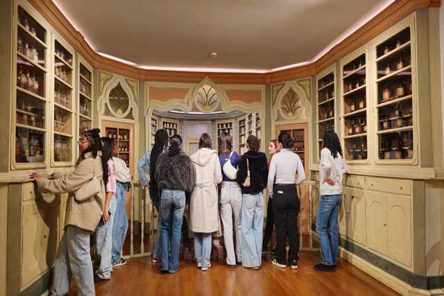 Curso Profissional de Esteticista visita o Museu da Farmácia